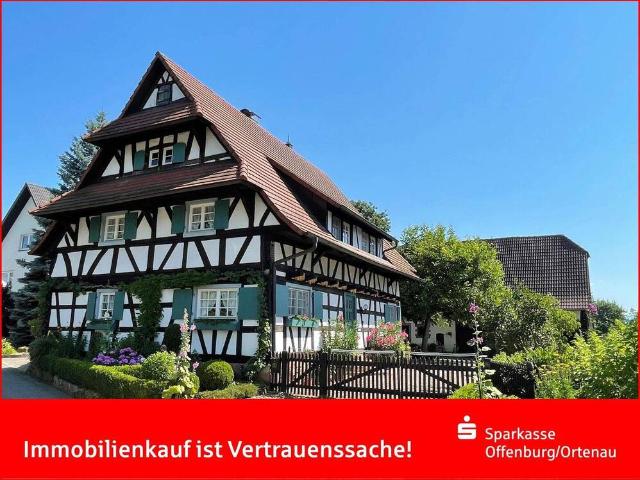 Achern, Gamshurst Liebevoll restauriertes Fachwerkjuwel auf großem Grundstück!
