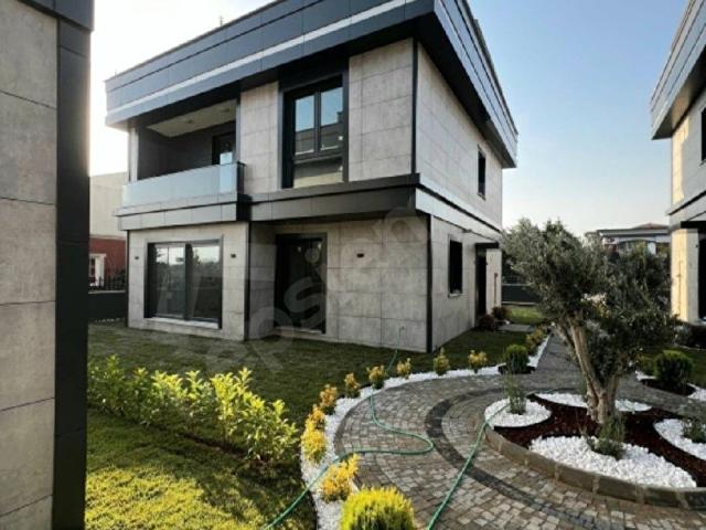 ACİL SAHİBİNDEN SATILIK SİLİVRİ ALİPAŞA'DA TRİPLEKS AKILLI VİLLA