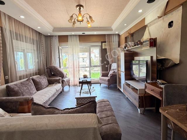 Acil Satılık 3+1 Havuzlu Sitede Ara Kat Geniş Daire