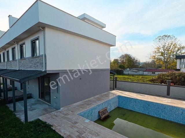 Acil Satılık! Karasu’da Teraslı, Havuzlu, Bahçeli Lüks Villa Fırsatı