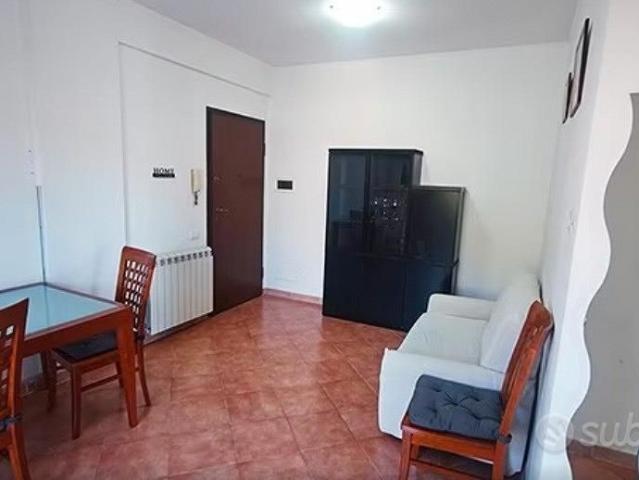 Acilia bilocale con posto auto