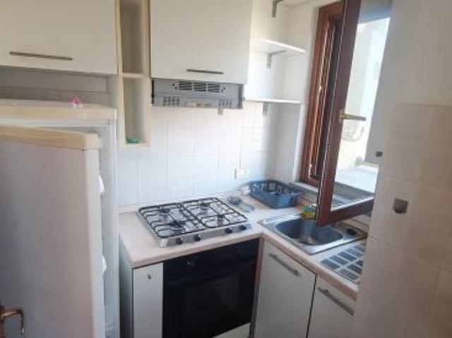 ACILIA BILOCALE ARREDATO CON BALCONE E POSTO AUTO CONDOMINIALE