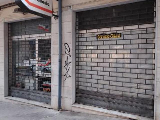 Acireale centro bottega commerciale con 2 luci