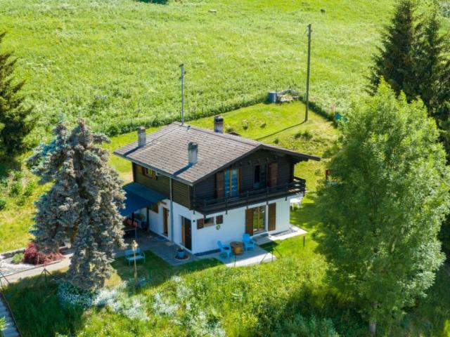 Acquisition en résidence secondaire possible Charmant chalet avec vue panoramique exceptionnelle sur la plaine du Rhône