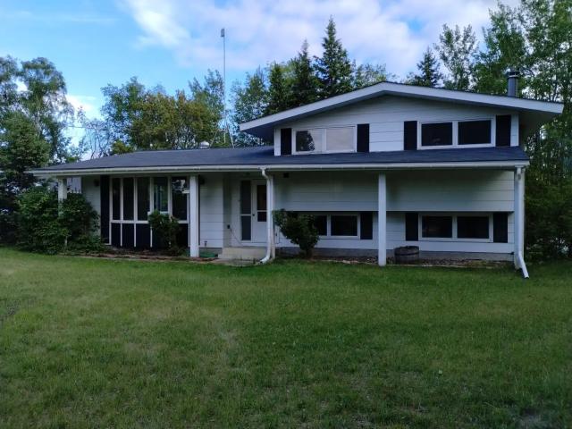 Acreage living only a 15 minute drive to West Edmonton