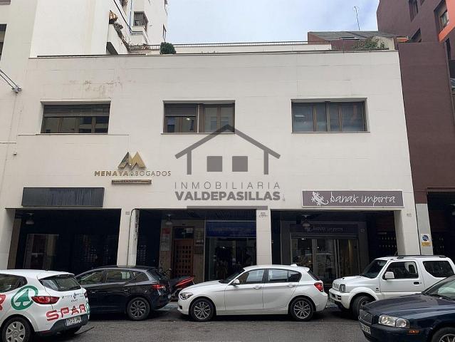 ACTIVO BANCARIO. Entreplanta en Avenida Juan Carlos I, adaptada para despacho profesional