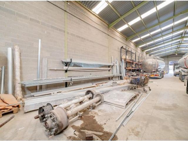 Activo industrial estratégico en venta | Hub empresarial de Onda | 879 m2 construidos + 200 m2 de pa