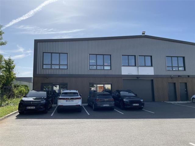 Local mixte activité bureaux à vendre Chassieu Parc sécurisé