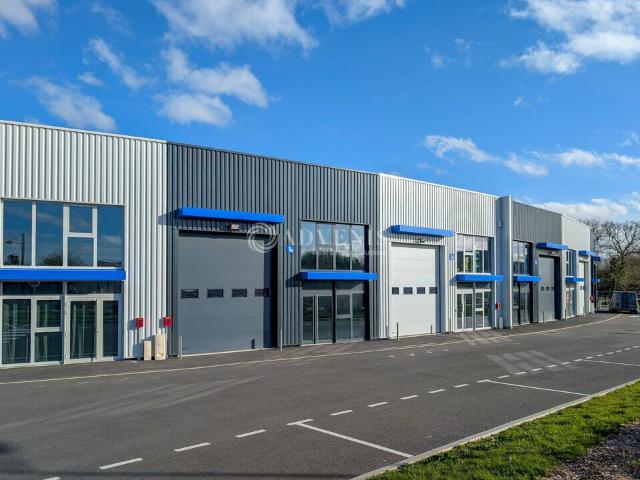 Locaux d'activités à vendre Miniac Morvan Proche D137