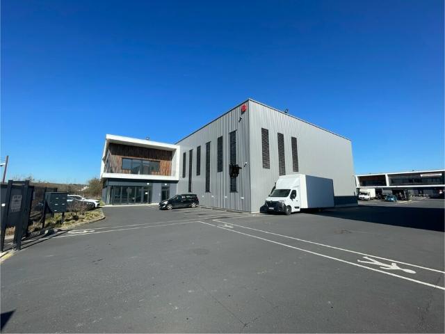 Locaux d'activité neufs à vendre Persan Proximité A16 et centre commercial