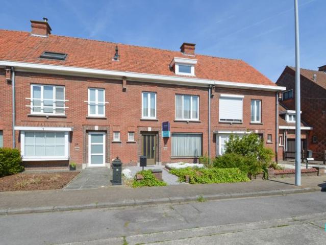 Aantrekkelijk gelegen deels gerenoveerde woning