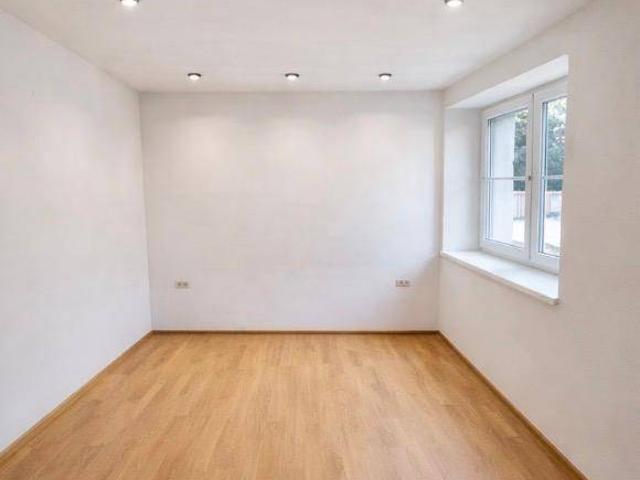Ab Anfang Mai! Frisch sanierte 2 Zimmer Wohnung mit Balkon & Parkplatz in Imst