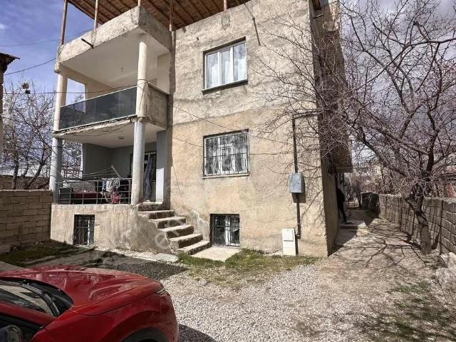 Şabaniye Mah. Pazar Yolunda Satılık 3 Kat Ve Tek Katlı Ev