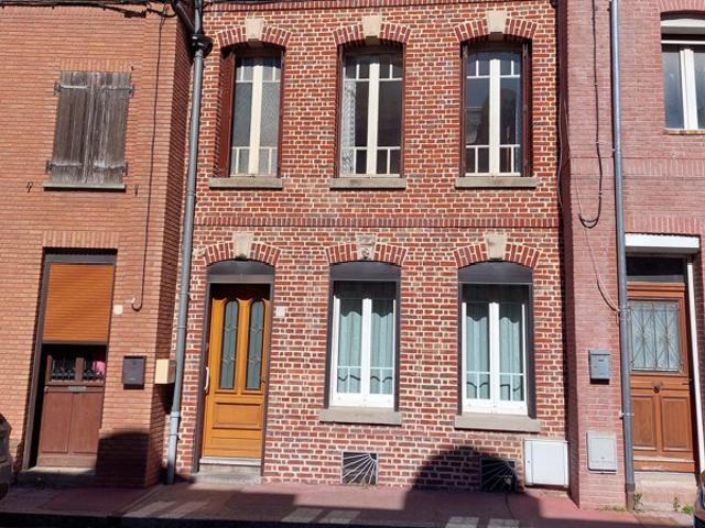 ABBEVILLE MAISON 2 CHAMBRES ET GRENIER 2 GARAGES ET GRANDE COUR