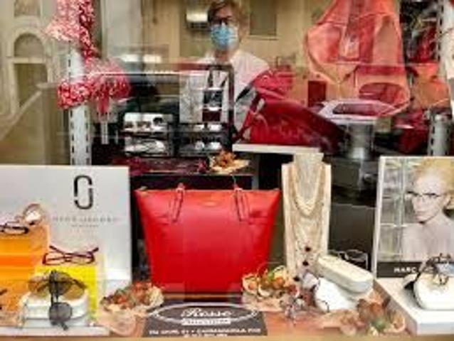 ABBIGLIAMENTO DONNA NEGOZIO 125 MQ. PIAZZA 5 GIORNATE BELLISSIMO