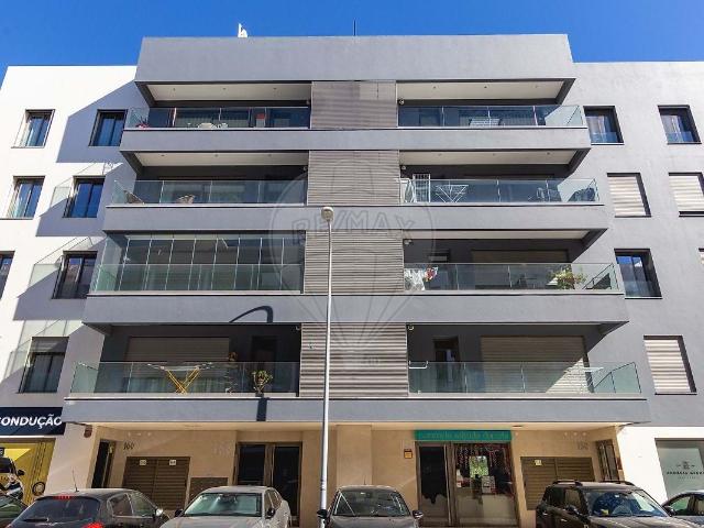 Abençoado todas as manhãs pelo nascer do sol, este apartamento dúplex T2 com piso superior em open space, possui características deveras interessantes, que certamente serão do agrado de clientes, cada vez mais exigentes e informados!