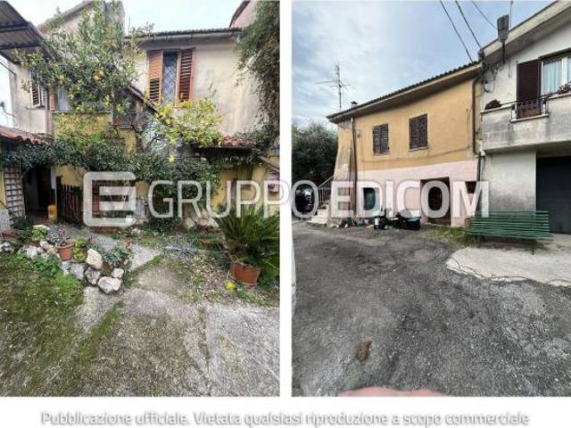 Abitazione di tipo popolare di 117 mq in vendita a Fara in Sabina Rif. 4553587