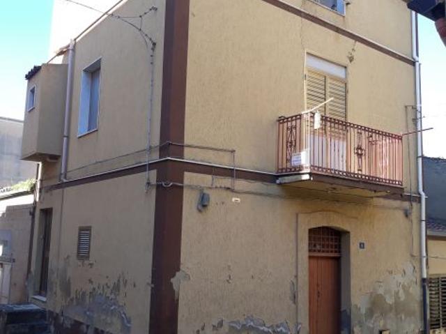ABITAZIONE SINGOLA, con ingresso indipendente, di mq 118