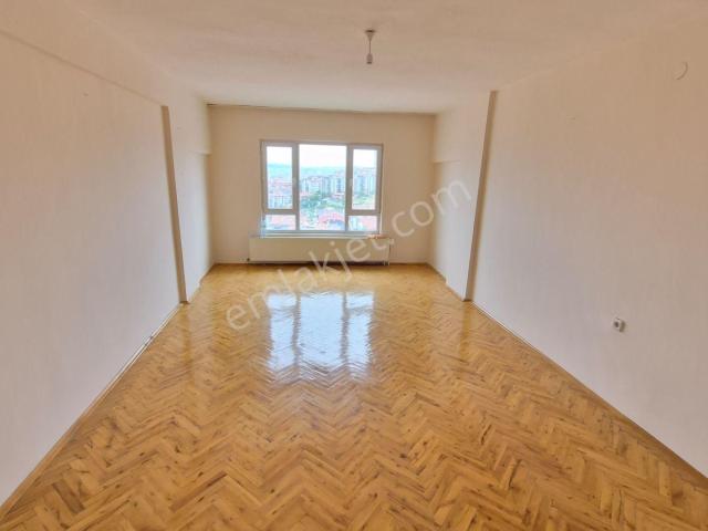 Abidin Paşada Bağımsız Salon 2. Katta 3+1 Yapılı Kiralık Daire