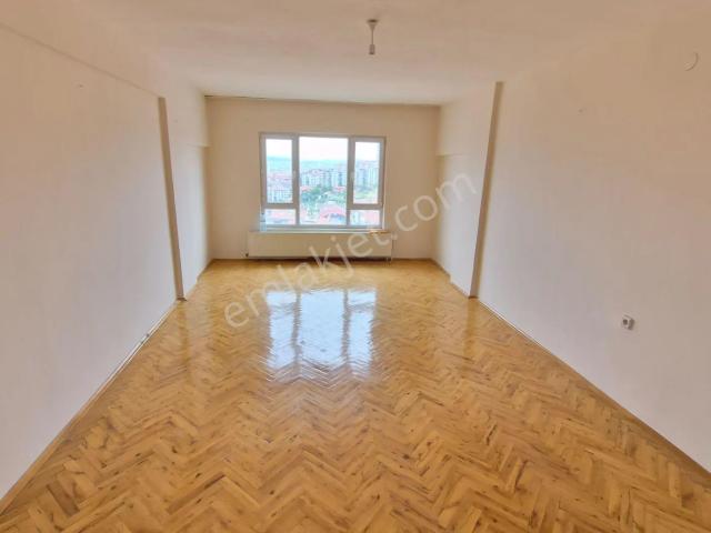 Abidin Paşada Bağımsız Salon 2. Katta 3+1 Yapılı Kiralık Daire