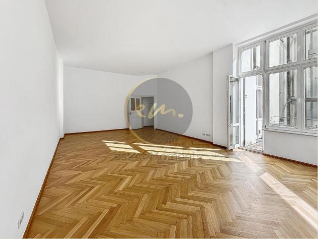 Absolut zentral und ruhig gelegen: Toller Altbau, sonnige Ausrichtung mit Balkon und Aufzug.