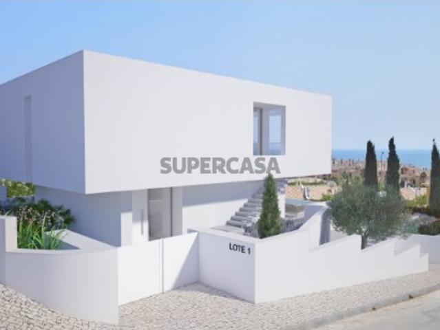Absolutamente deslumbrante, esta nova moradia com 3 quartos apresenta um design moderno e uma arquitetura contemporânea, estrategicamente posicionada nas proximidades da Praia da Luz. A propriedade, com 4 casas de banho, uma piscina e uma garagem num terreno de 790m2, oferece uma vista encantadora para o mar