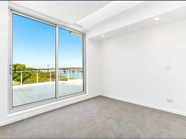 Absolute Waterfront Penthouse – Luxury Living with Panoramic Views