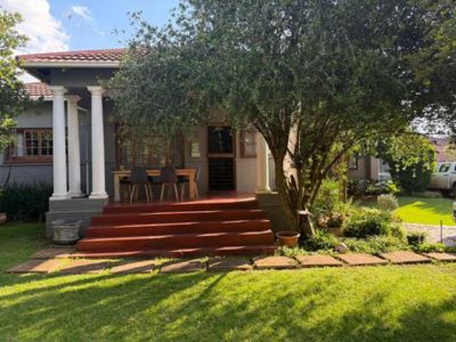 absolutely stunning family home mo.