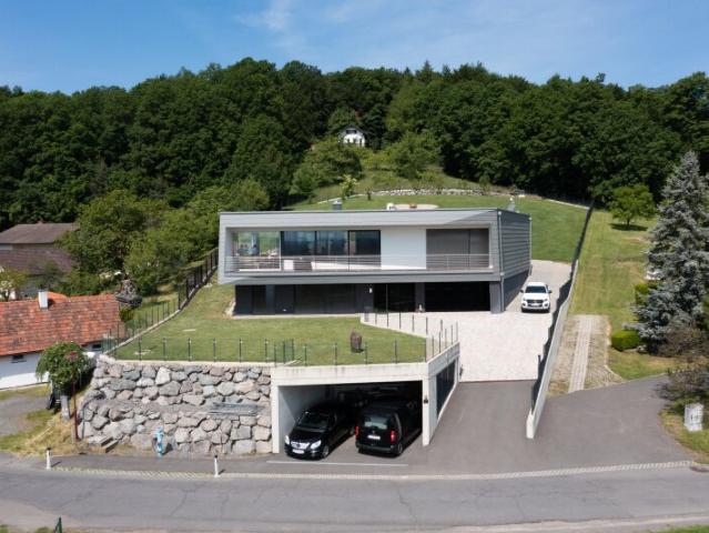 Absolutes Traumhaus in sonniger Ruhe und Aussichtslage. Ihr neues Zuhause wartet auf Sie!