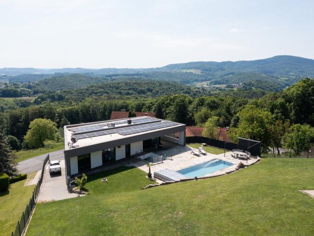 Absolutes Traumhaus in sonniger Ruhe und Aussichtslage. Ihr neues Zuhause wartet auf Sie!