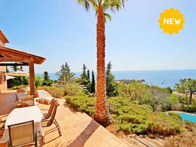 AGAY BORD DE MER ENTRE CANNES ET SAINT RAPHAEL. VILLA DE CARACTERE 10 PIECES FACE MER