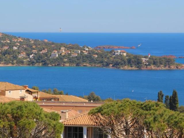 AGAY CAP ESTEREL BEAU 4 PIECES DUPLEX AVEC JARDIN ET VUE MER PANORAMIQUE. PARKING A PROXIMITE
