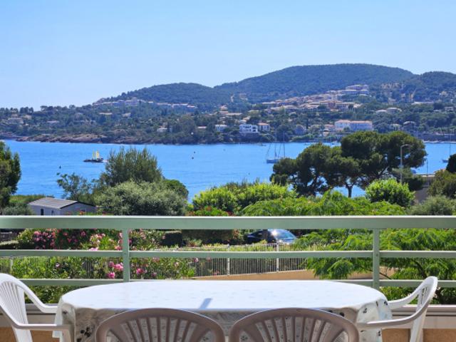Agay vue mer et grande terrasse proche de la plage