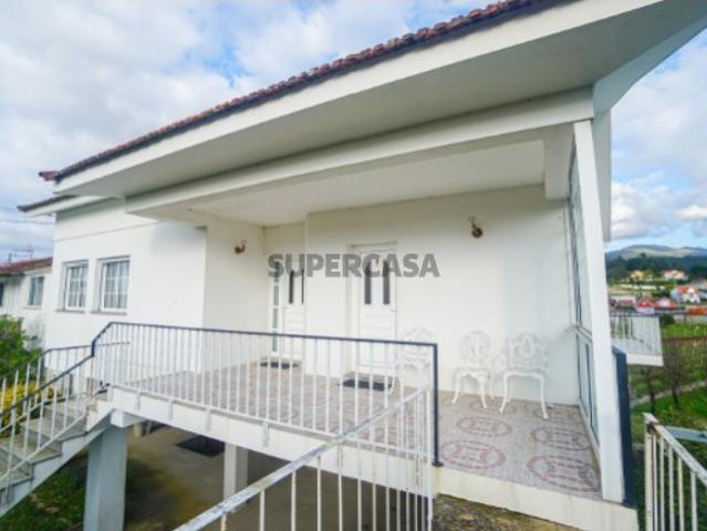 Agradável propriedade para venda, em lugar calmo da freguesia de Moreira, a cerca de 5 km da vila de Monção