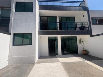 Agradable casa remodelada en calle cerrada con vigilancia
