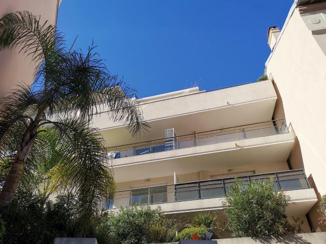 AGREABLE TROIS PIECES DANS RESIDENCE MODERNE DU CENTRE VILLE DE CAGNES SUR MER