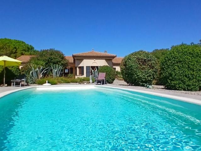 Agreable village avec epicerie, boulangerie, bar tapas, coif. 190m² Badens