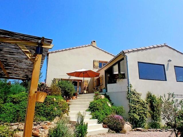 Agreable village pittoresque avec epicerie, poste et cafe/re. 145m² Cruzy
