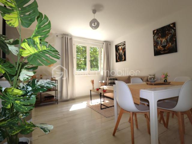 AGREABLE APPARTEMENT LUMINEUX ET TRAVERSANT 3 piéces 50 m² avec 2 chambres et cave