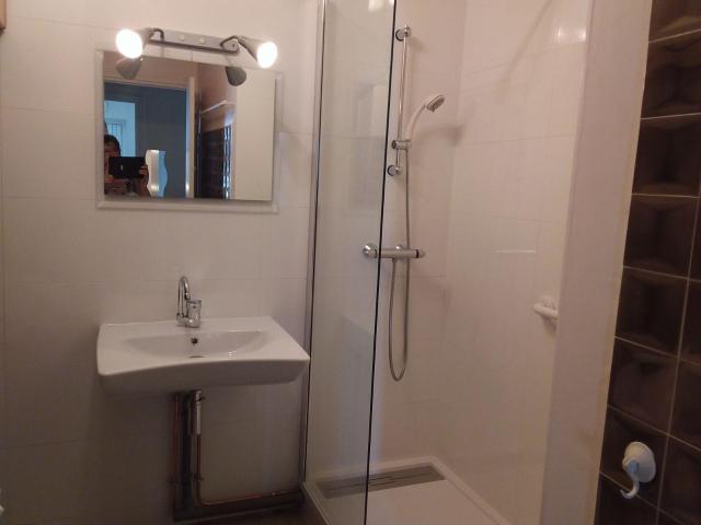 Agréable chambre ensoleillée chez l'habitante
