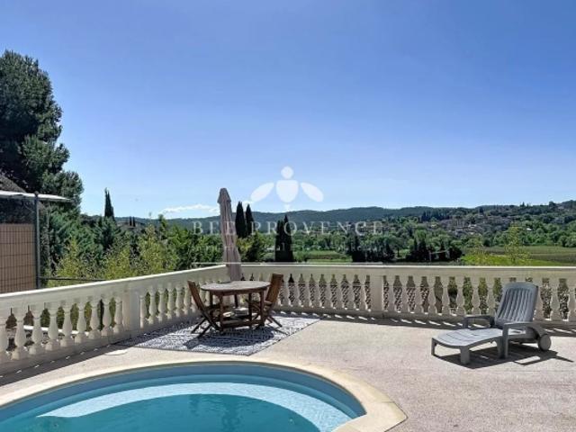 Agréable maison clé en main avec piscine et superbe vue