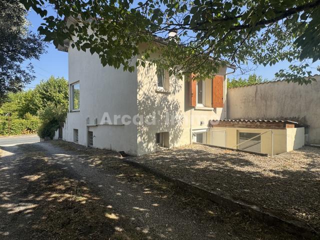 Agréable maison, deux chambres, petit jardin et garage