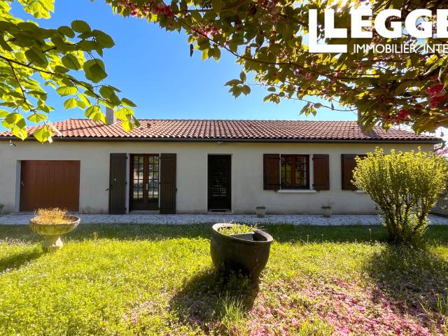 ROUGNAC, joli pavillon de plain pied avec 3 chambres 4e possible, grand garage, jardin et belles vues