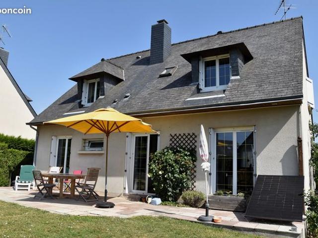 Agréable maison d'habitation d'environ 130 m2 à proximité du bourg de Vezin le Coquet avec 5 chambres