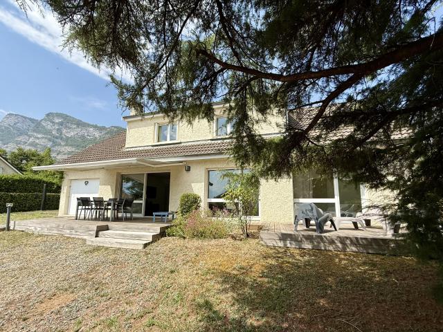 Agréable maison individuelle de 170 m2 sur 800 m2 de terrain paysagé