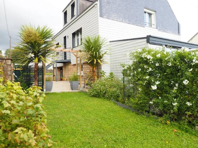 Agréable maison rénovée récemment, beaux espaces et terrain clos, 8 mns de Baud