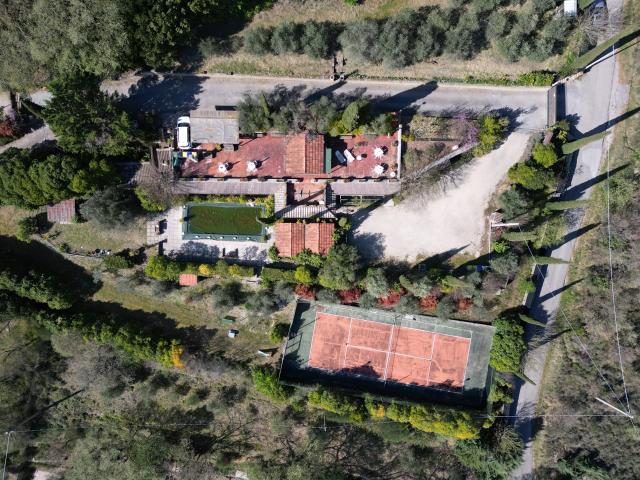 Agriturismo con 2 piscine e campo da tennis 460m² Magione