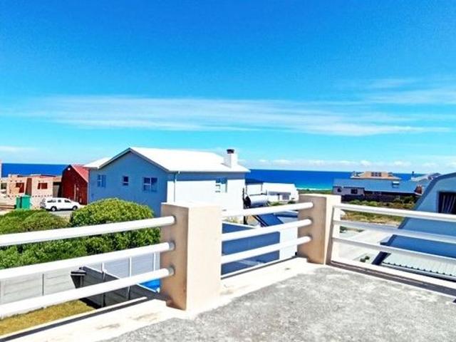 Agulhas: Spacious house with 3 large living areas