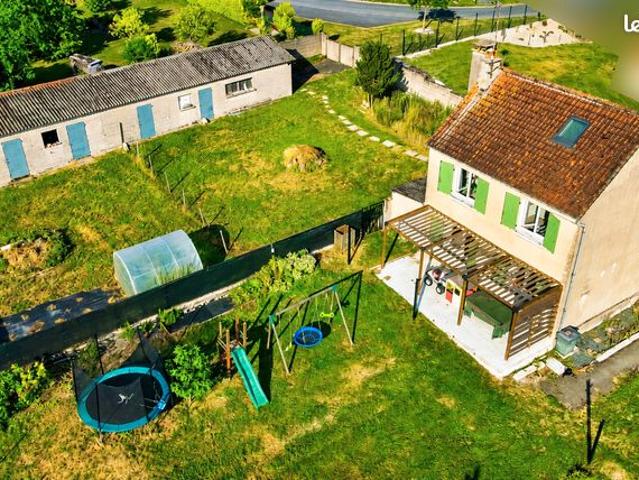 Adorable maison de village rénovée avec goût, beau jardin et grande dépendance