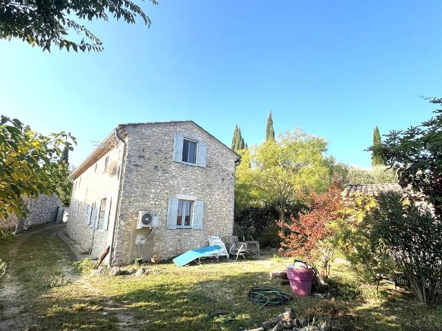 Adorable maison en pierres rénovée avec dépendance et superb. 86m² Goudargues